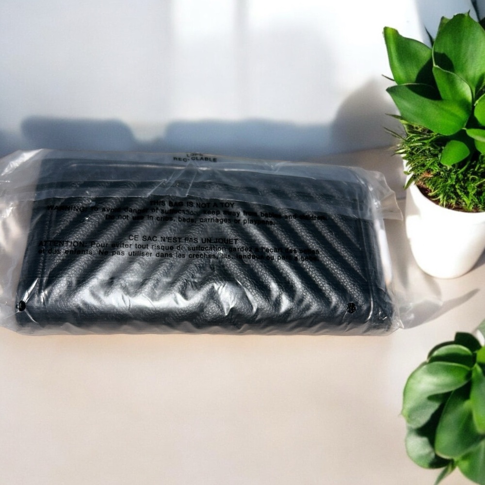 Victoria’s Secret Wallet Zippered large wallet NWT - Picture 4 of 7